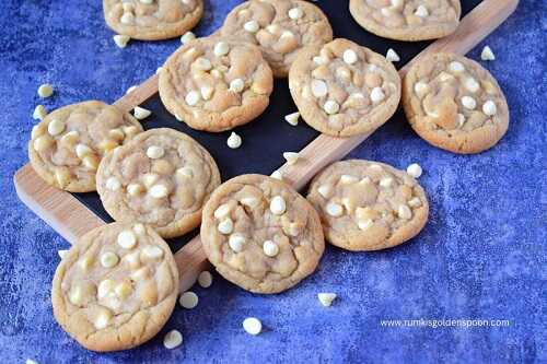 Gooey white chocolate chip cookies | Soft and chewy white chocolate chip cookies