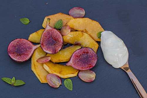 Baked apple with figs and yogurt
