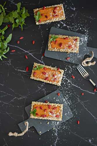 Goji berry tarts with nut base