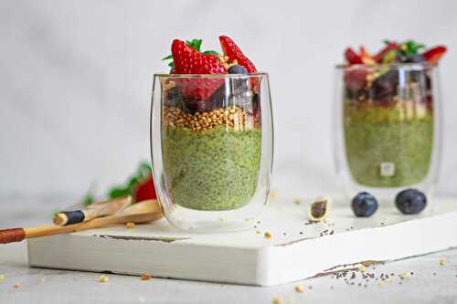 Matcha - chia pudding with puffed quinoa and fruit