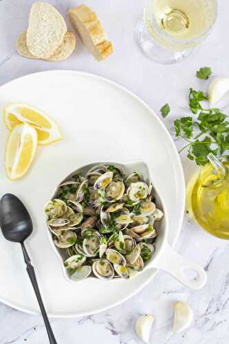"Chirlas al ajillo", clams in wine and garlic sauce
