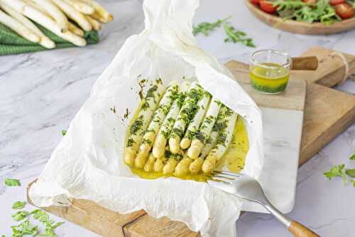 White asparagus in papillot with parsley butter