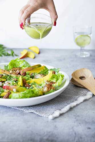 Salad with mango, mackerel and avocado dressing