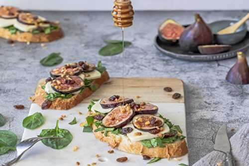 Toast with spinach, mint, Mozzarella and figs