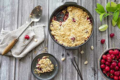 Cherry crumble with vanilla and cloves