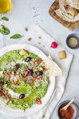 Spinach hummus with toppings