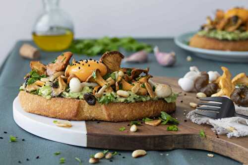 Toast Chanterelle with avocado and egg