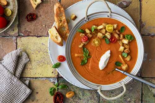 Delicious tomato soup with bread crusts