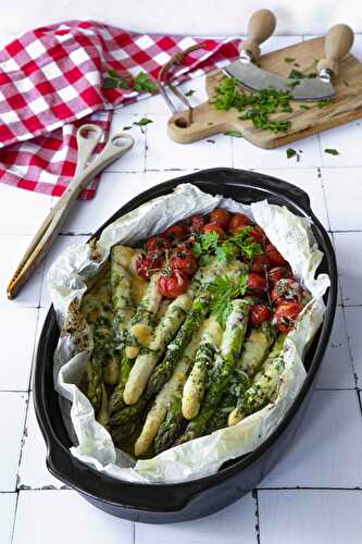 Gratinated asparagus in papillote with herb butter