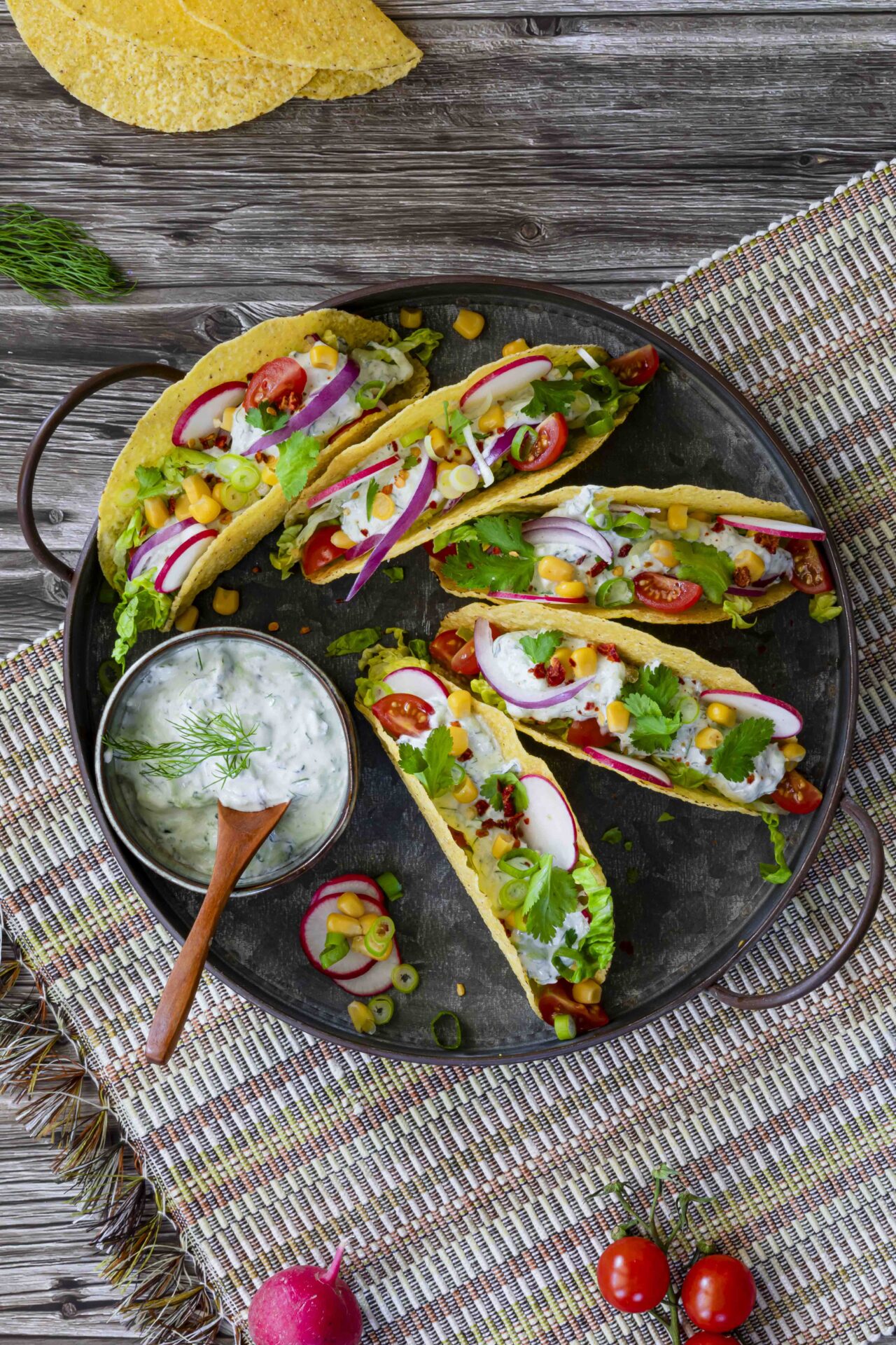 Tacos with tzatziki and crunchy vegetables