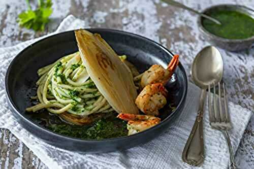 Pasta with endive, parsley and prawns