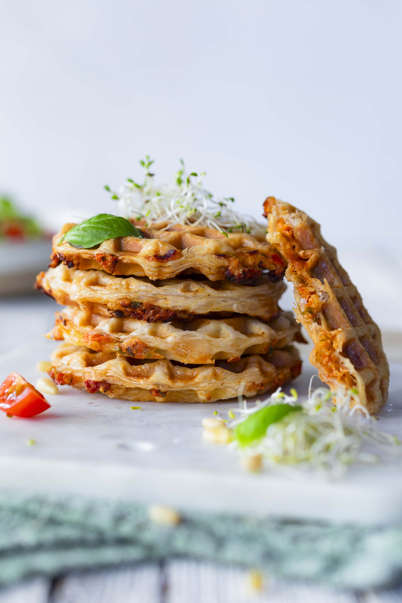 Puff pastry wafers with tomato pesto and Mozzarella