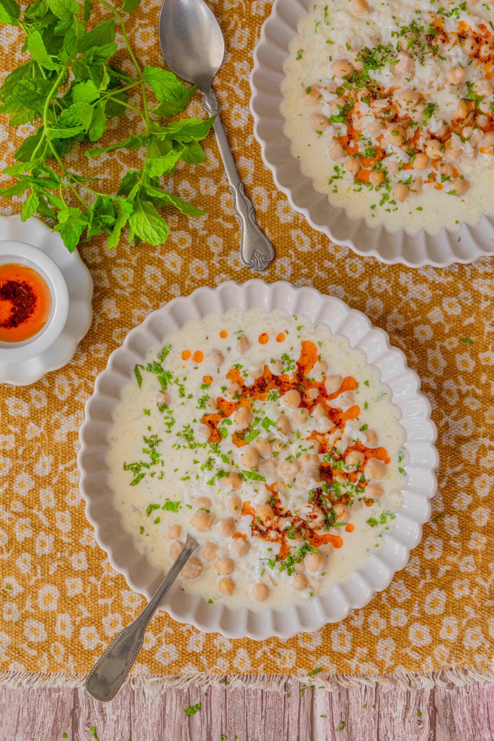 Yogurt soup with chickpeas and rice