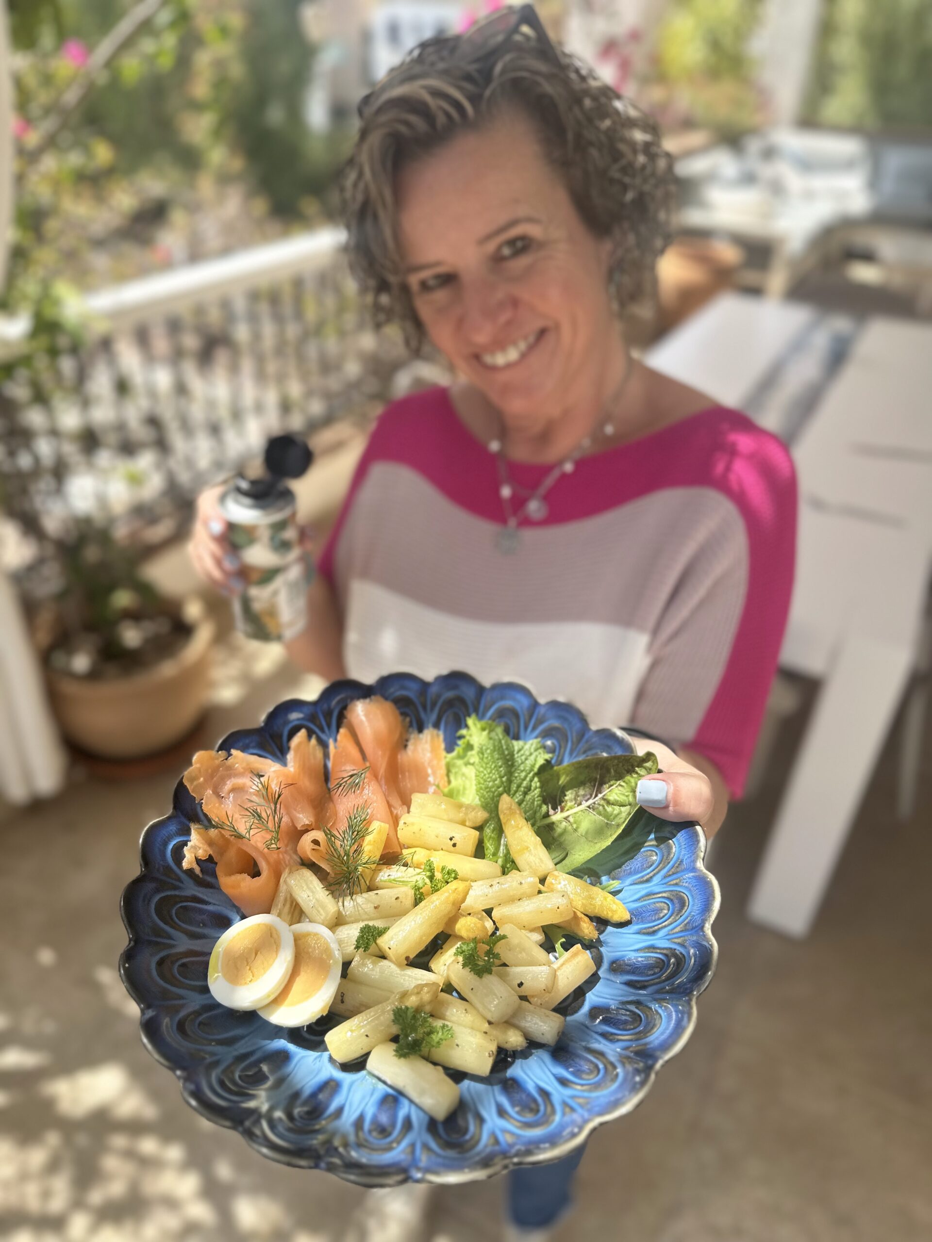 Stir-fried white asparagus with salmon and egg