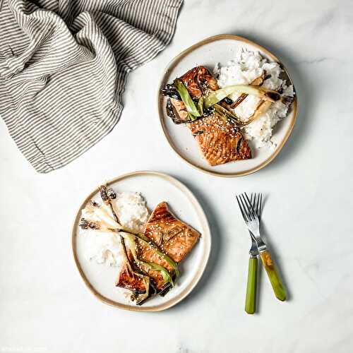 Broiled salmon with scallions