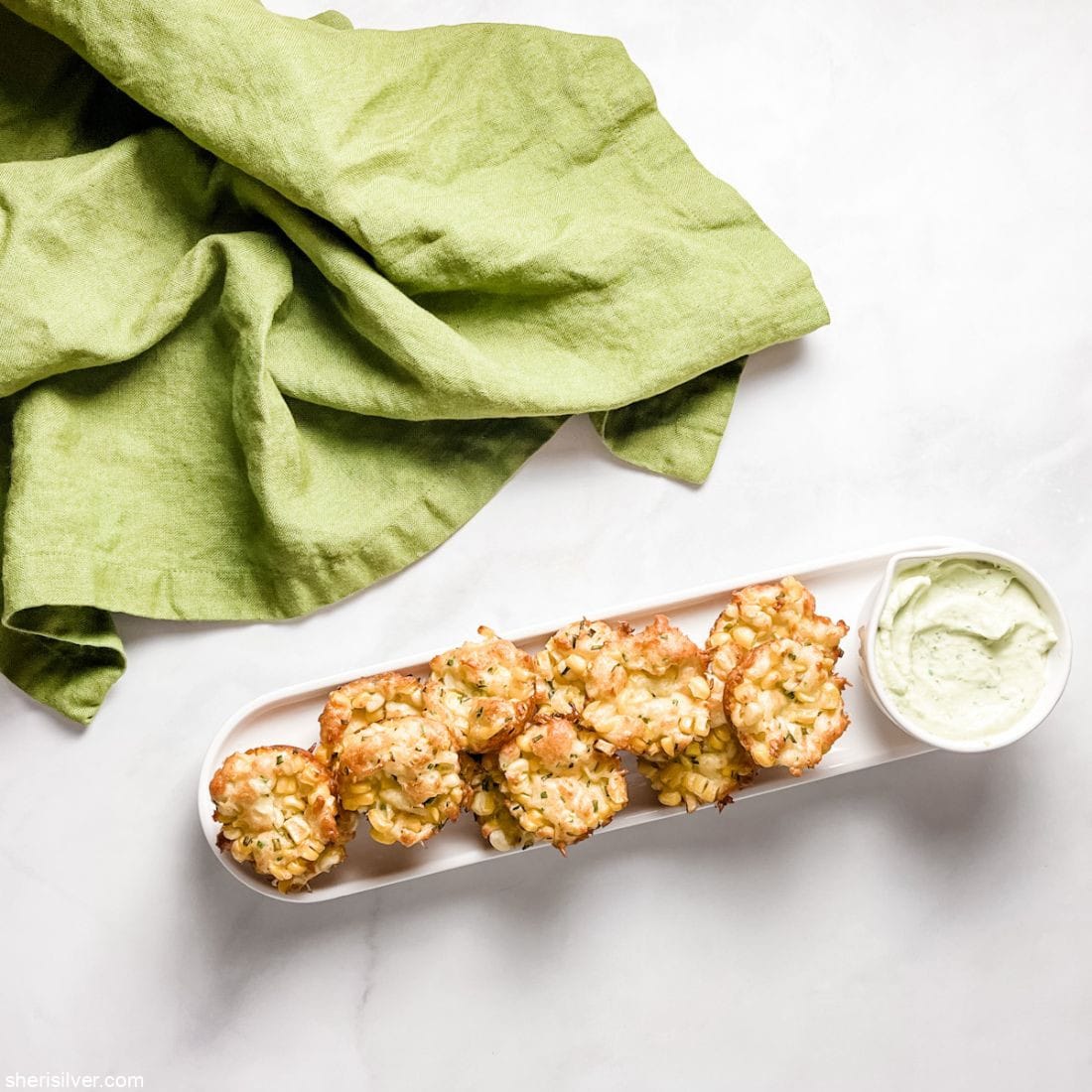 Crispy halloumi corn bites with creamy avocado dip!