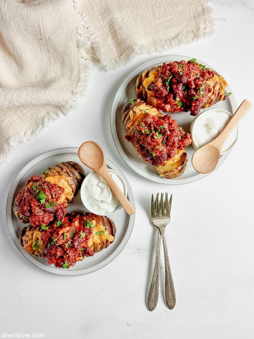Chili with hasselback potatoes