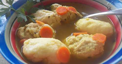 Klar suppe med melboller og kødballer (soup with meatballs and dumplings)