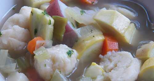 Klassisk klar suppe med melboller og grøntsager  (Clear soup with dumplings and vegetables) #SoupSaturdaySwappers