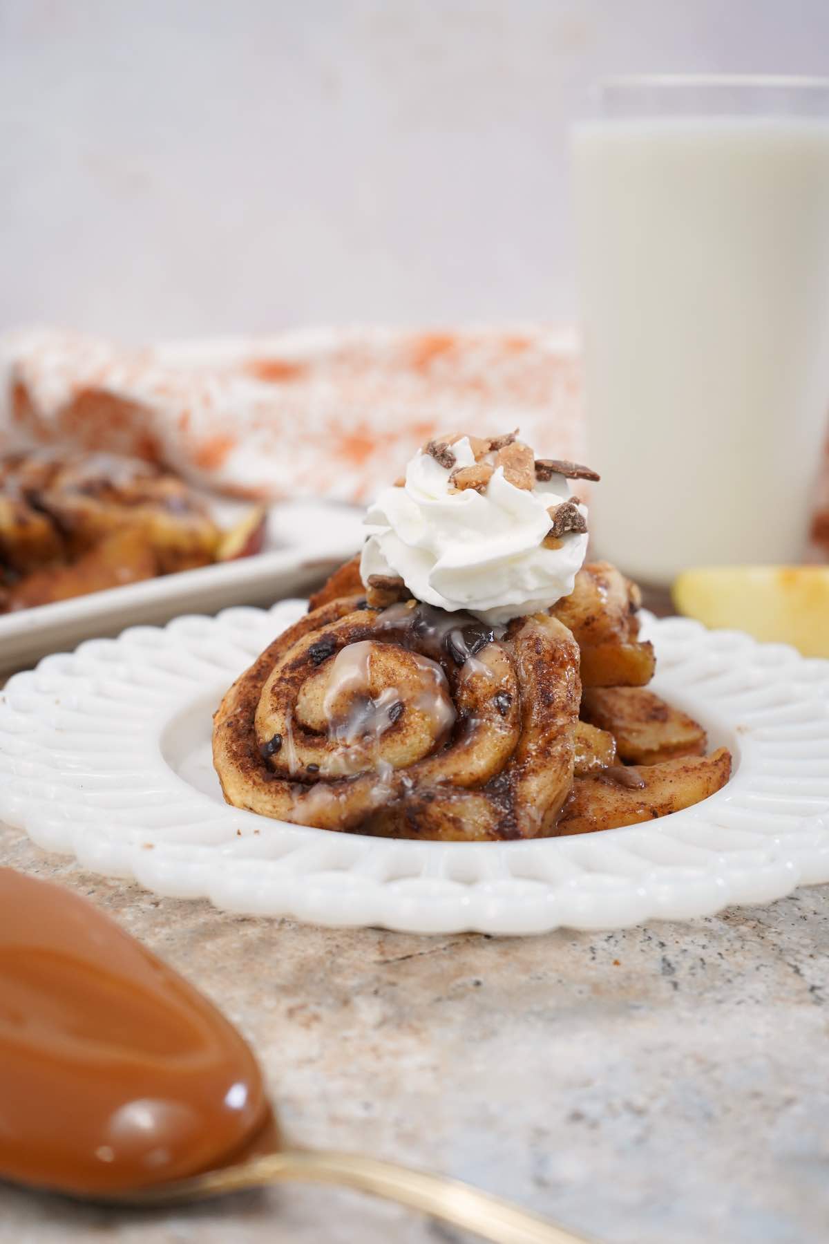 Slow Cooker Apple Cinnamon Rolls (with Caramel & Toffee) from "Stef's