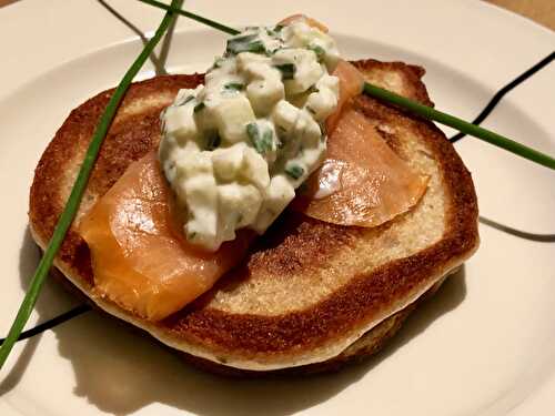 Smoked salmon blinis with apple and sour cream