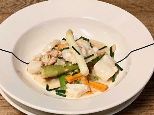 Fish stew with green and white asparagus
