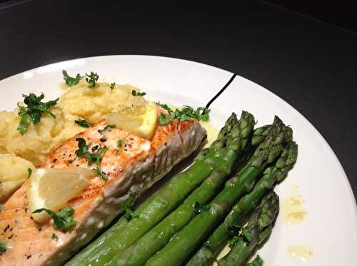 Salmon with lemon butter sauce and green asparagus