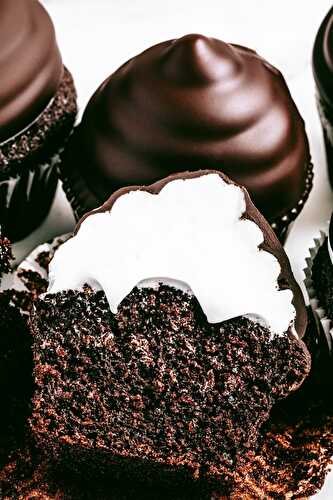 Easy chocolate cupcakes with marshmallow frosting Hi-hat cupcakes