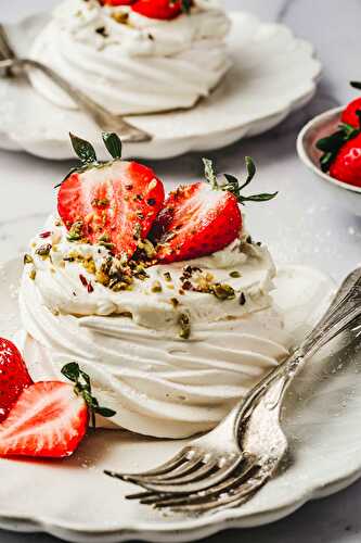 Mini pavlova with strawberry and whipped cream