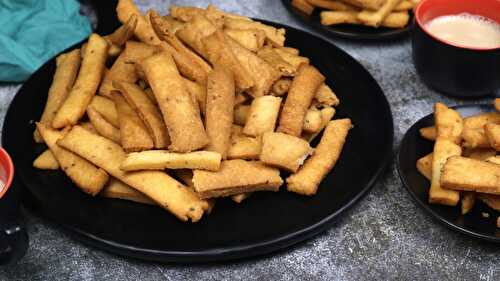 Crispy Namak Pare Recipe in Hindi - Tasted Recipes