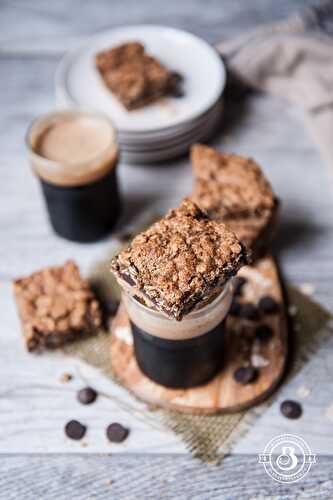 Oatmeal Stout Chocolate Chip Cookie Bars - The Beeroness