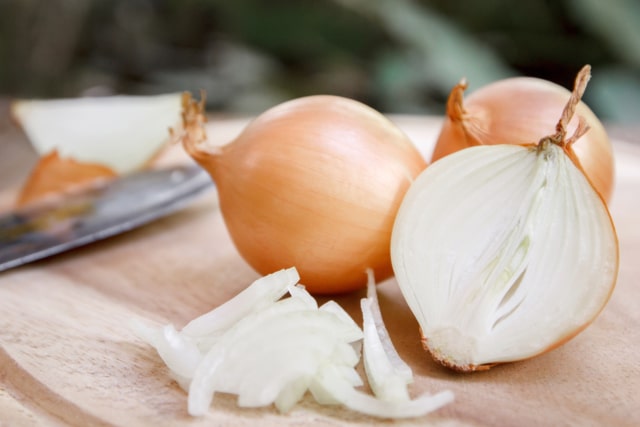 8 Health Benefits of the Onion & 4 Tips for Use