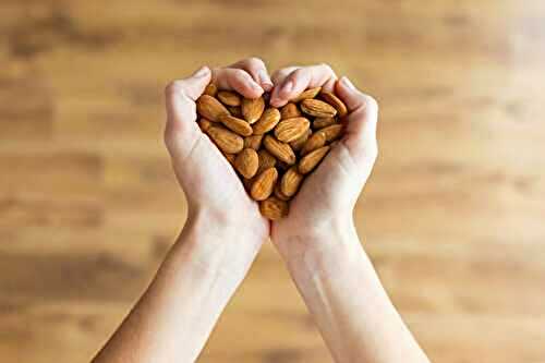 8 Health Benefits of Almonds & 4 Risks