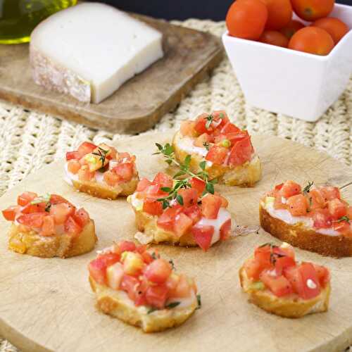 Mini bruschettas with goat cheese and thyme