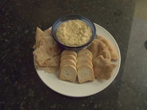 Hummus w/ Mini Toasts & Naan Bread