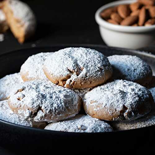 Snowball cookies recipe (Greek Kourabiedes)