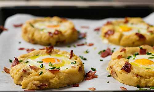 Baked eggs in potato nests