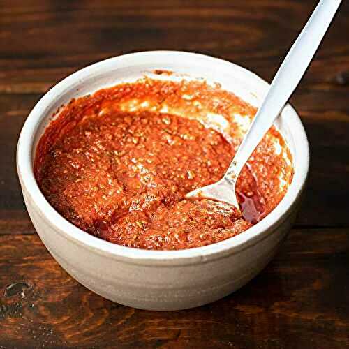 1-minute easy pizza sauce from tomato paste.