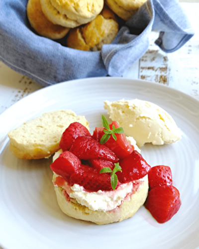 Scones with baked strawberries and mascarpone cream