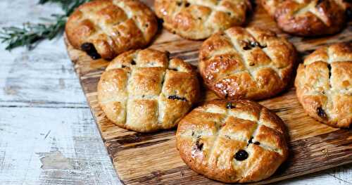 Pandiramerino (a.k.a Rosemary and Raisin Buns)