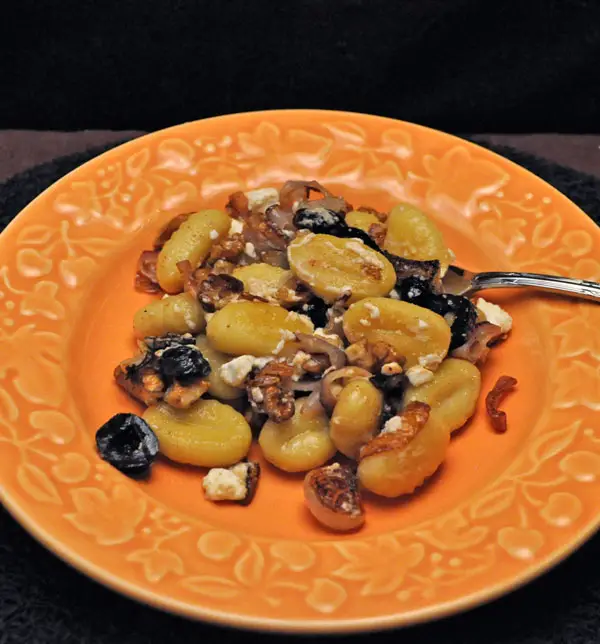 Fried Gnocchi with Mushrooms and Walnuts, my dogs are fighting!
