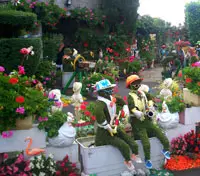 Lawn Ornaments, aka: Garden Decorating....a French Perspective