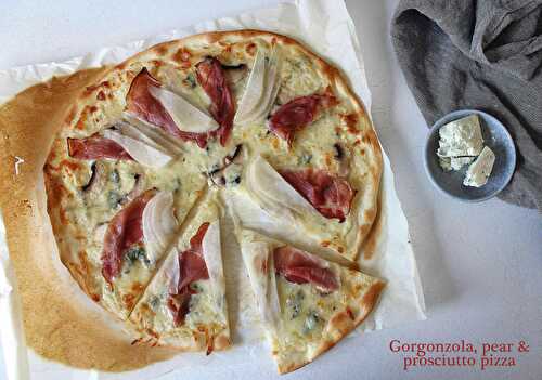 Prosciutto, gorgonzola and pear pizza