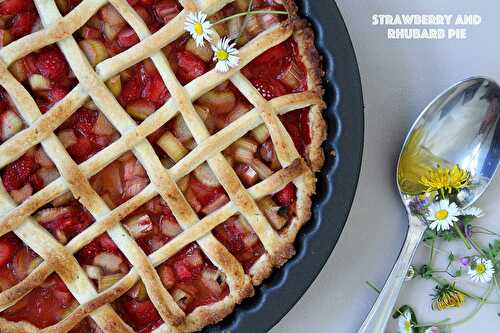 Strawberry and rhubarb lattice pie