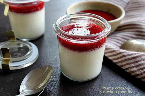 Vanilla panna cotta with strawberry coulis