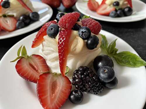 Pavlovas with Lemon Curd
