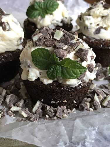 Mini Minty Cheesecake Brownie Cups