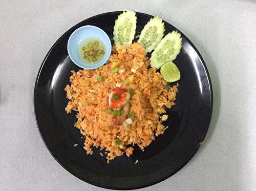 Thai Fried Rice with Egg, Garlic and Shrimp - Easy Thai Rice