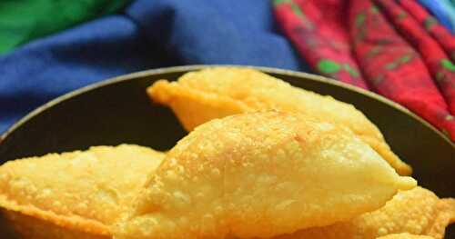 Sweet somas / Karchikai / Karanji recipe - Diwali recipes 
