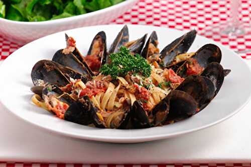 Linguine With Mussels & Marinara Sauce (Classic Italian Recipe) - Food & Recipes